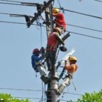 sejumlah-pekerja-memperbaiki-instalasi-jaringan-listrik-di-pinggir-jalan-_160613172728-777