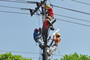sejumlah-pekerja-memperbaiki-instalasi-jaringan-listrik-di-pinggir-jalan-_160613172728-777