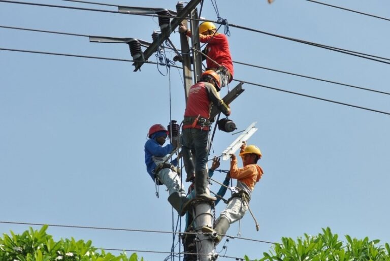 sejumlah-pekerja-memperbaiki-instalasi-jaringan-listrik-di-pinggir-jalan-_160613172728-777