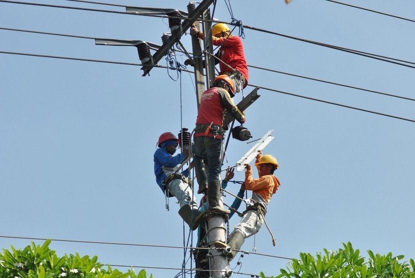 sejumlah-pekerja-memperbaiki-instalasi-jaringan-listrik-di-pinggir-jalan-_160613172728-777